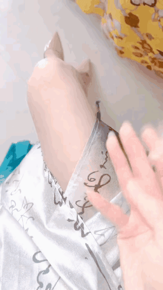 绝妙书法，
一笔贯通四个字，
还是第一次见！