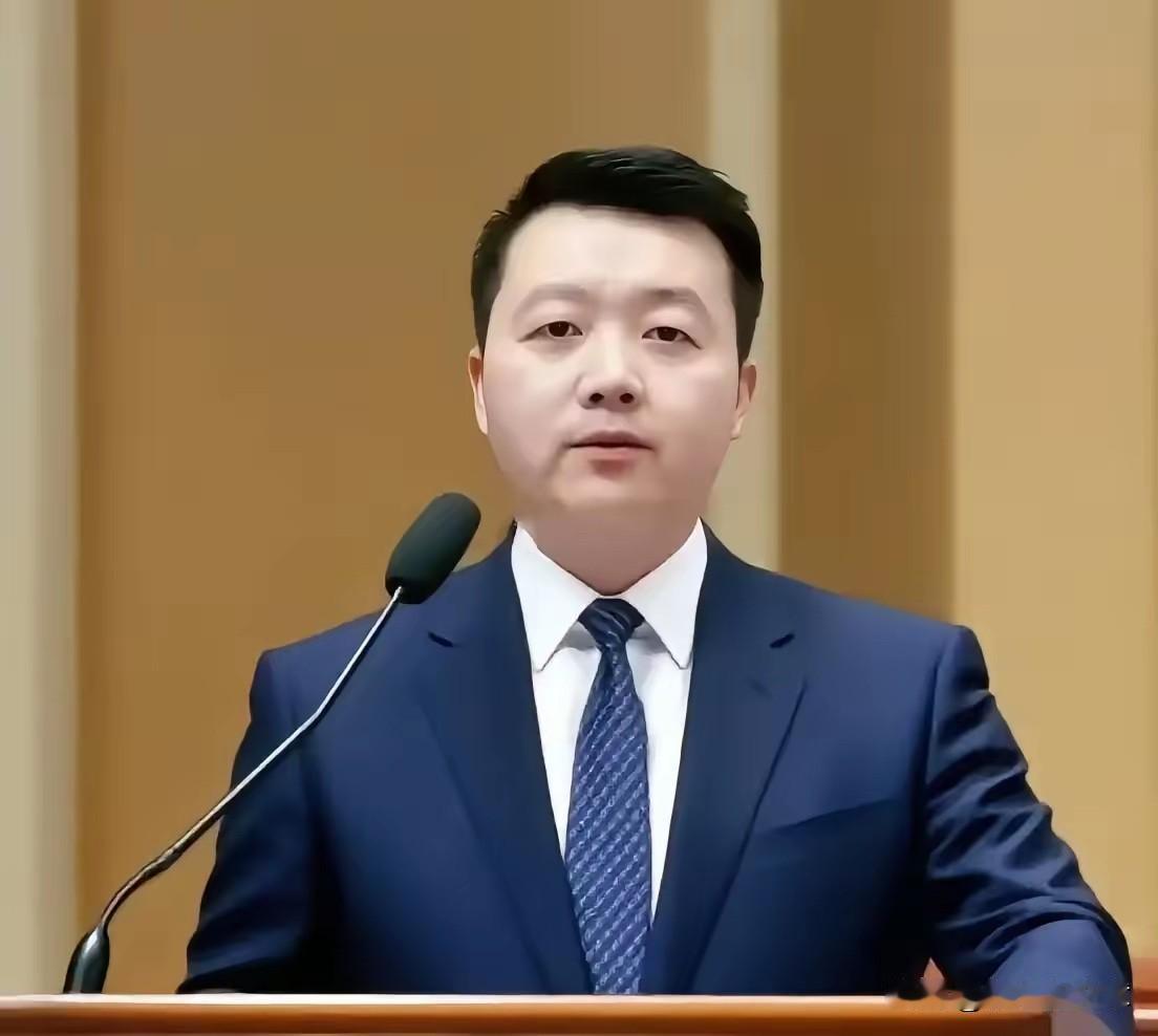 罗鸿提了个建议，直接捅了马蜂窝。
他说：你搞婚外情生的孩子，凭啥还能来分合法家庭