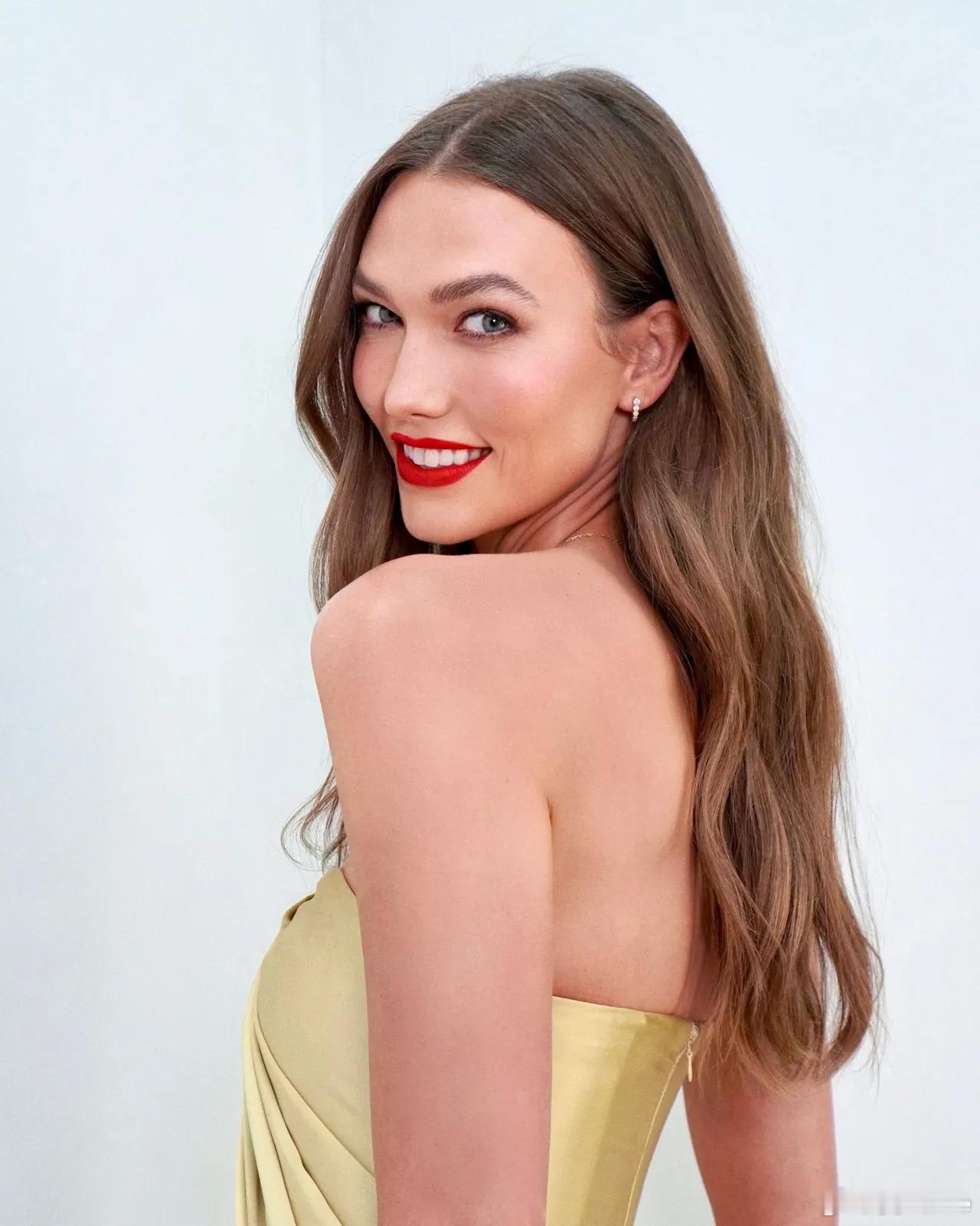 爱karliekarliekloss Karlie Kloss in Gold 