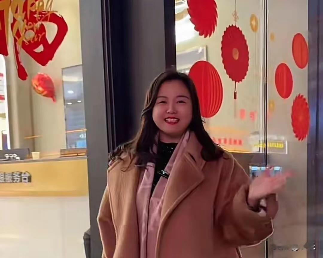 见过老板给员工发钱的，你见过幼儿园园长给老师发黄金的吗？
这事还是真的，郑州一位