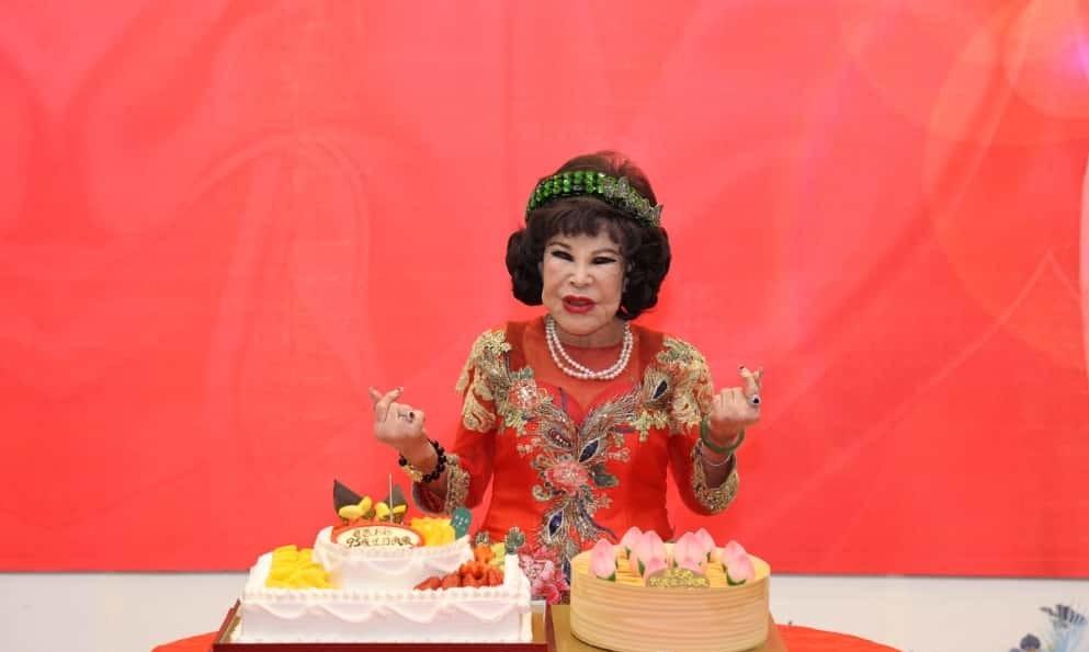 香港资深艺人黄夏蕙昨日（11日）以公主造型亮相95岁华诞寿宴，席开六十桌广邀亲朋