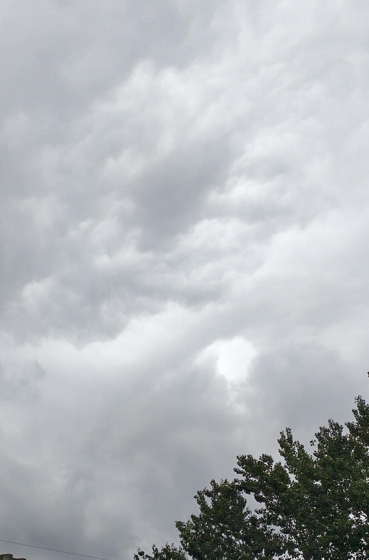 6月6日，雨下个不停，天空阴云密布，给人一种看不到天一样的感觉！