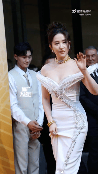 刘亦菲是不是瘦了点？ ​​​