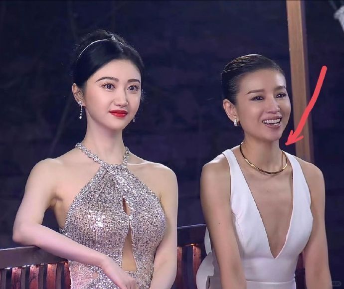 对比下来 皮肤白的景甜、朱珠更漂亮 董洁吃亏就吃亏在长的黑了点 ​ ​​​