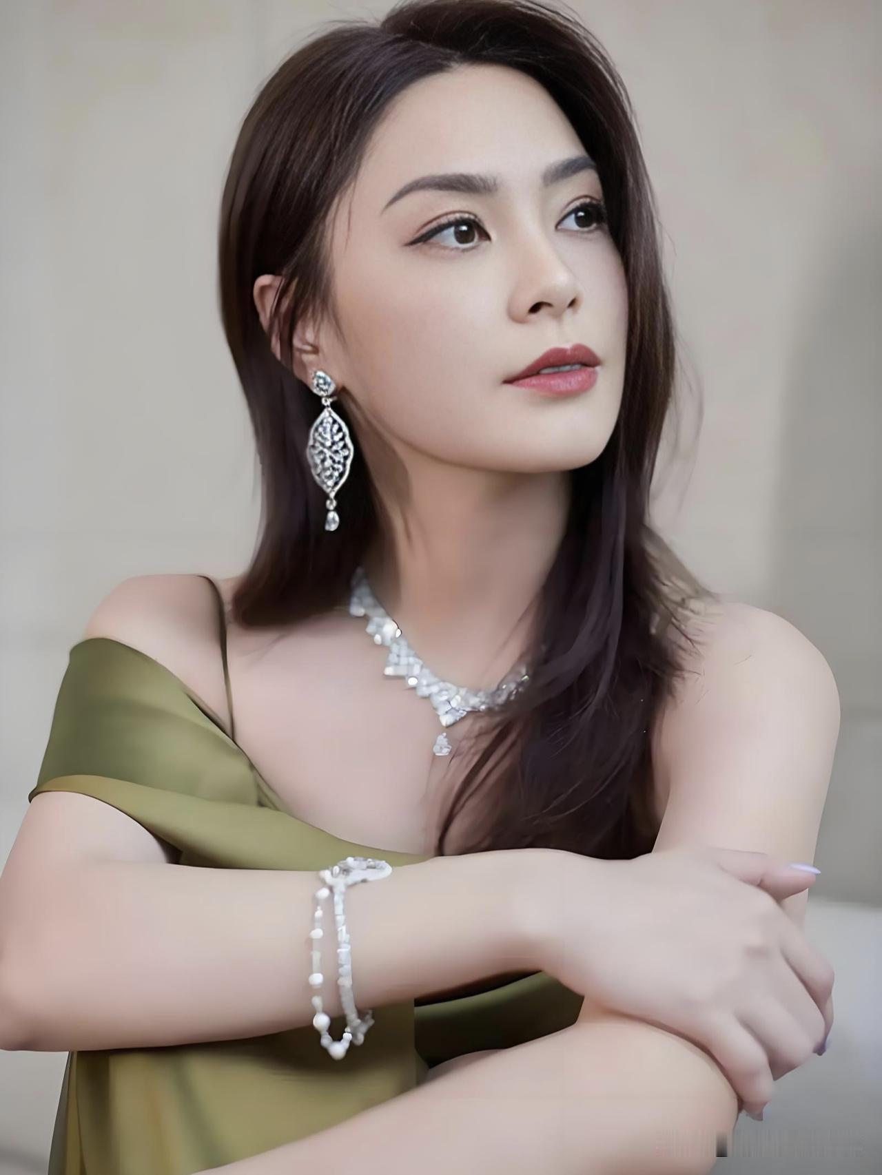 阿娇的美，是岁月沉淀后的珠圆玉润。历经风雨，她愈发从容优雅，一颦一笑皆是国泰民安