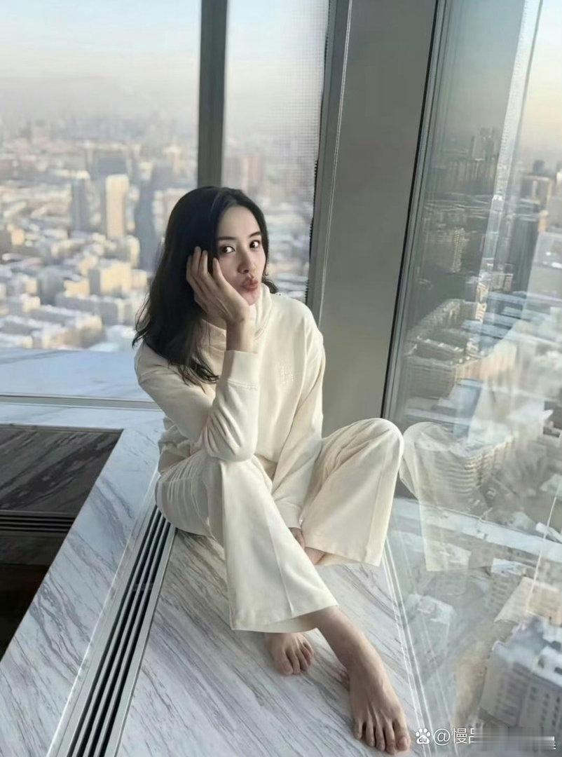 宋佳的脚趾修长纤细，线条看着格外好看。 