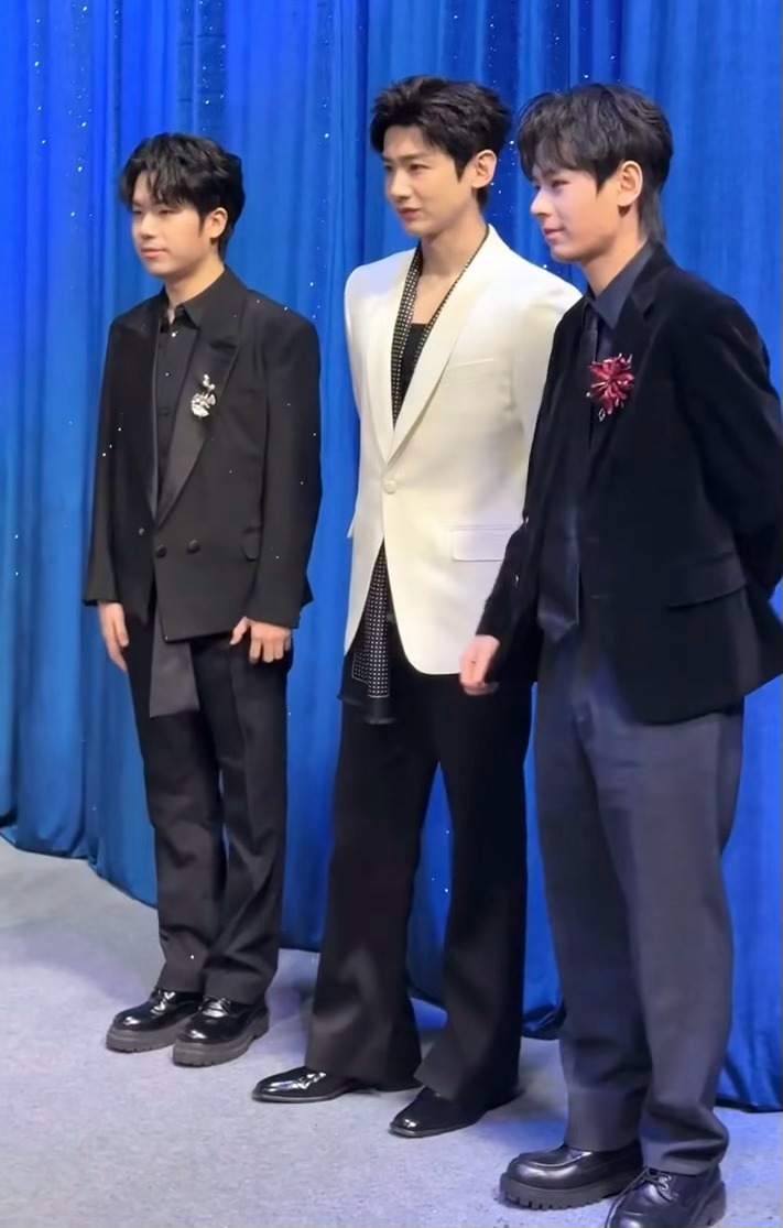 白敬亭内搭 白敬亭微博之夜生图合影，大帅哥状态真好 