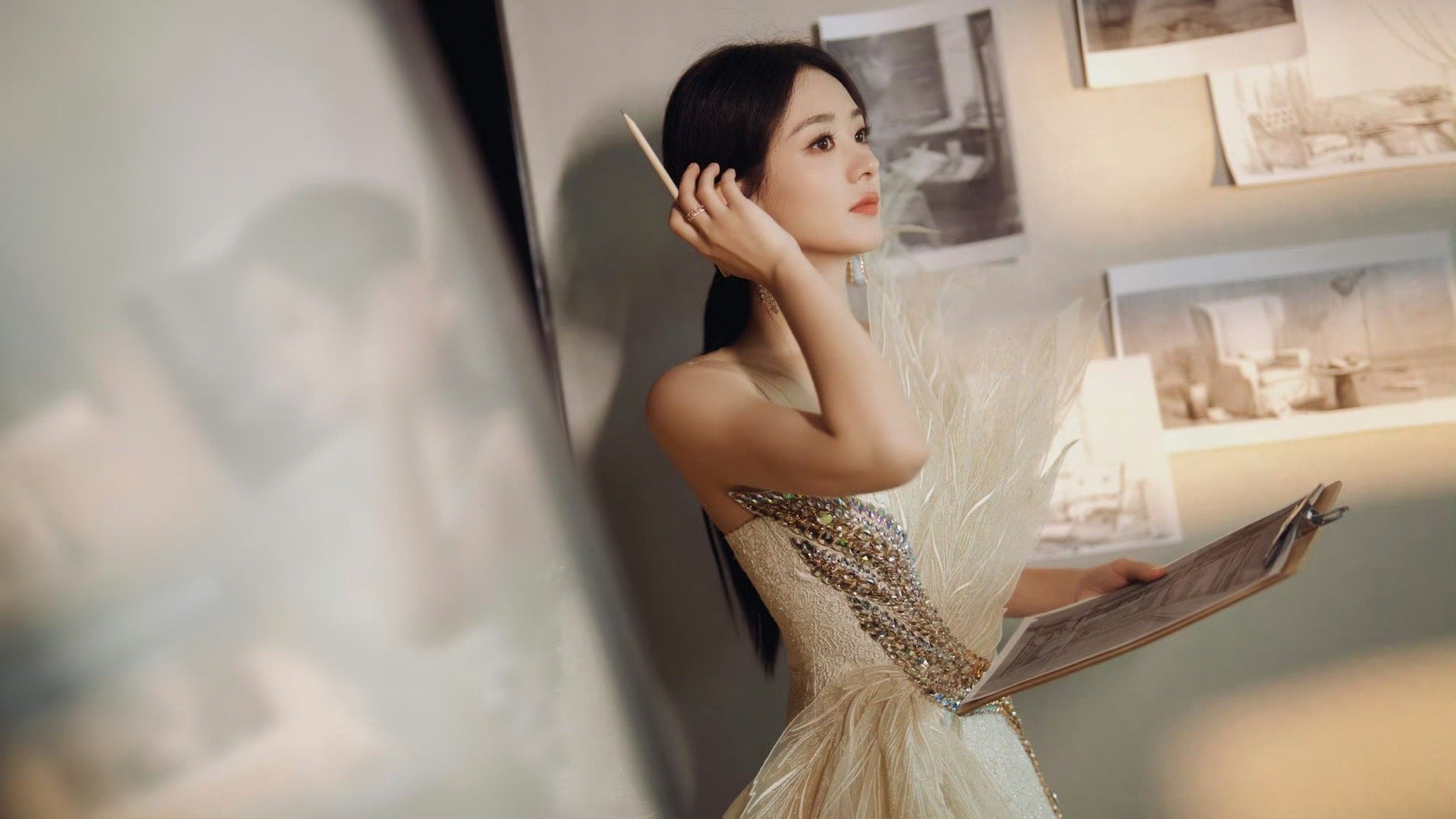 #赵丽颖羽纱仙女裙#颖宝发布会穿搭，凤舞胸银辉洒，翅展腰际翼轻扬，凤尾轻拂泛起点