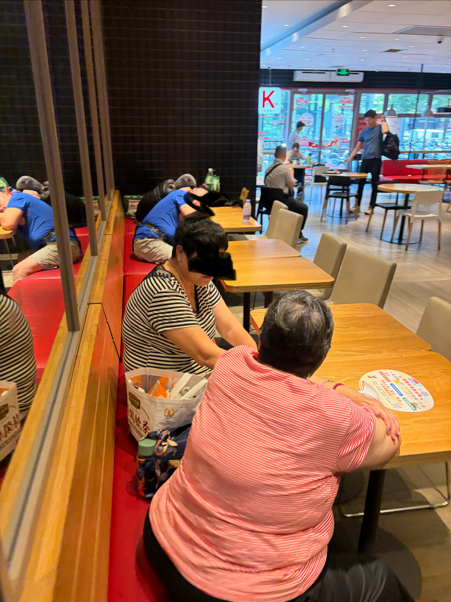 今天深圳高温预警、在KFC避暑的人不少真是美国好企业、继续支持他们家的KPRO！