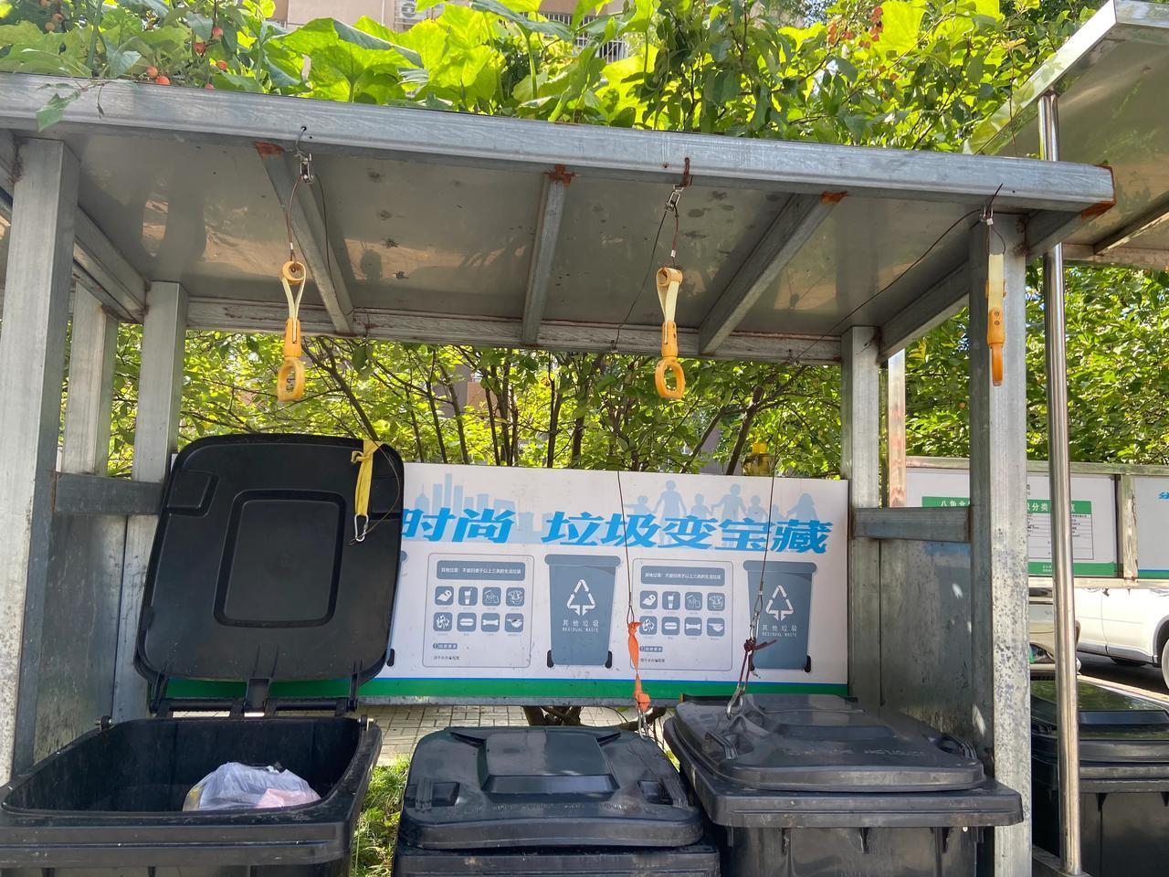 这个社区的垃圾桶设计的不错

拉上面的拉手垃圾桶就会打开

不必担心垃圾桶概脏的