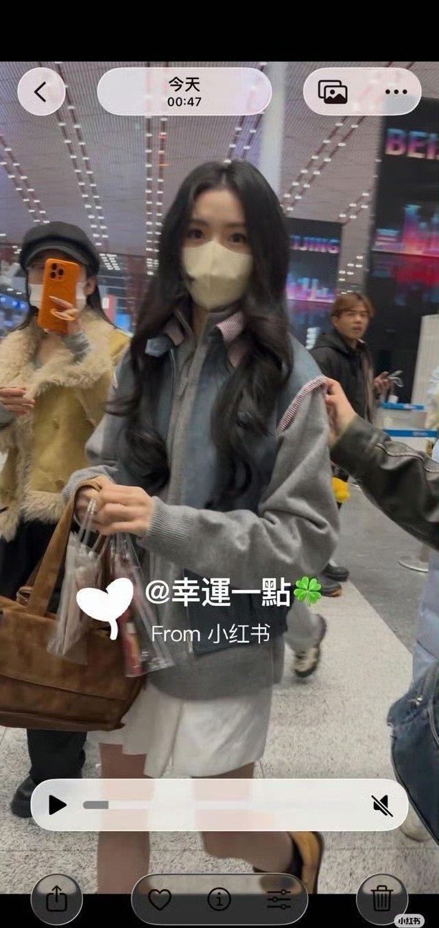 ​​​刘浩存启程巴黎时装周 ​​​