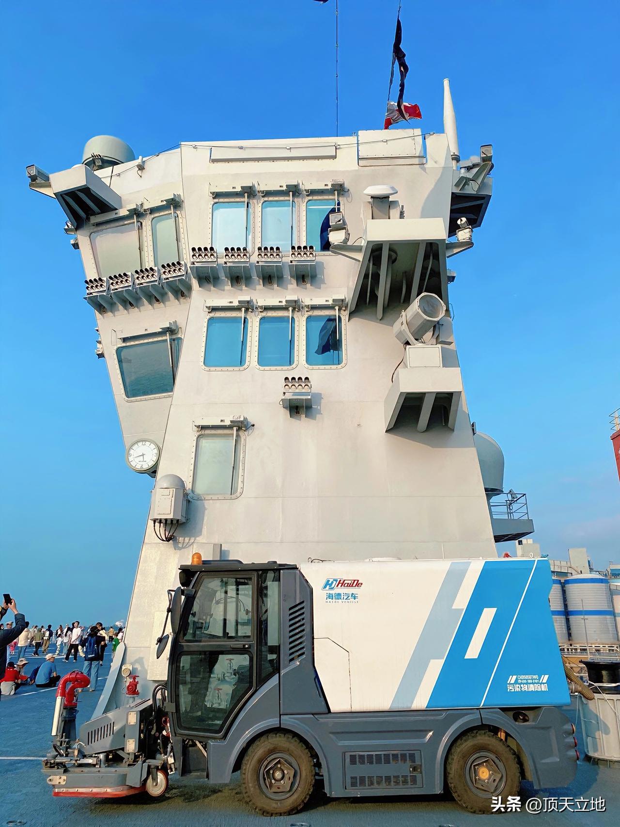 这是两攻“海南”舰的舰岛，其下方这台海德污染物清除车是高压洗扫车，为甲板深度保洁