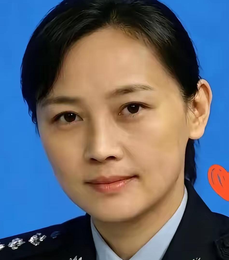 太绝了！上海街头，一名女民警下班后穿着便衣散步，与一名男子擦肩而过，仅仅一秒钟，