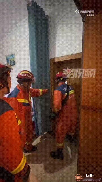 笑不活了！四川成都一个男孩被困在家里房间，由于锁坏了，无法用钥匙开门，于是家人便