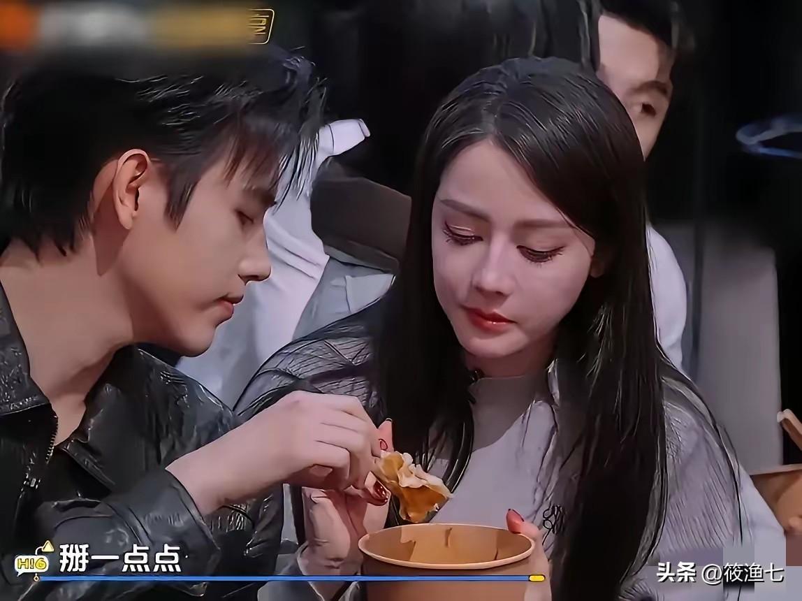 有点不敢认的这居然是迪丽热巴，说是热巴的替身更像
迪丽热巴这几年的变化太大了，脸