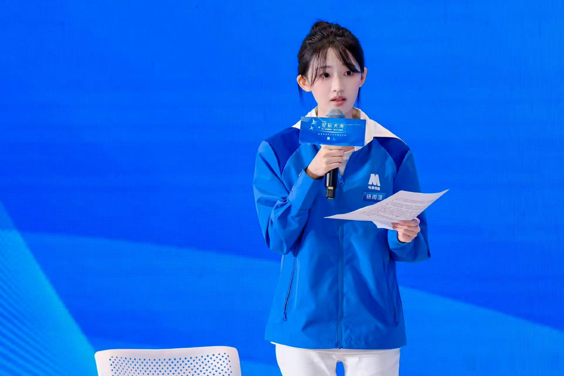 杨雨潼重新定义了辩手形象，准备时对着表情包偷笑，发言时立即变身逻辑战士，看她用一