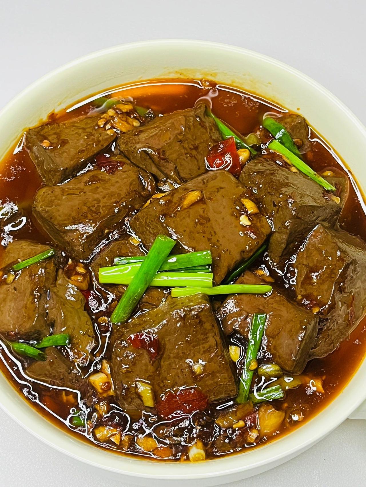 鸭血这样做 味道好极了！！！
分享一个酸辣鸭血神仙做法 简单易学厨房小白也能学会