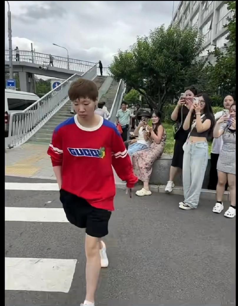 第一次刷到曼昱穿这身红衣服，太新鲜了！🥰
 
今天刷视频才第一次见曼昱穿这件红