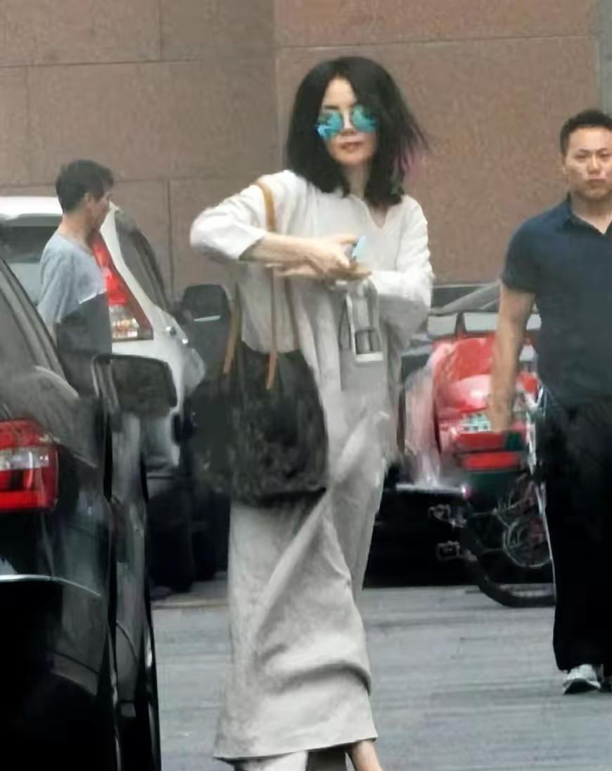 54 岁的王菲在北京街头被偶遇啦，她穿着 “麻袋裙” 一点都不土气，反而美得高级