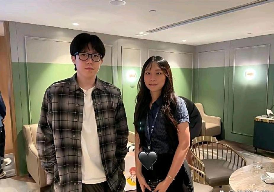 谁看了不羡慕这位幸运儿！和大头王楚钦、莎皇孙颖莎先后同框，左手男乒帅神右手女乒世