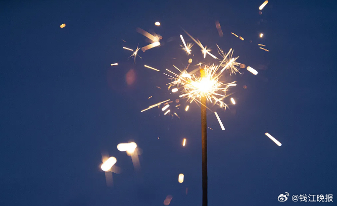 #3岁女童玩仙女棒二度烫伤#【3岁女童玩“仙女棒”二度烫伤，妈妈自责：都怪我！杭