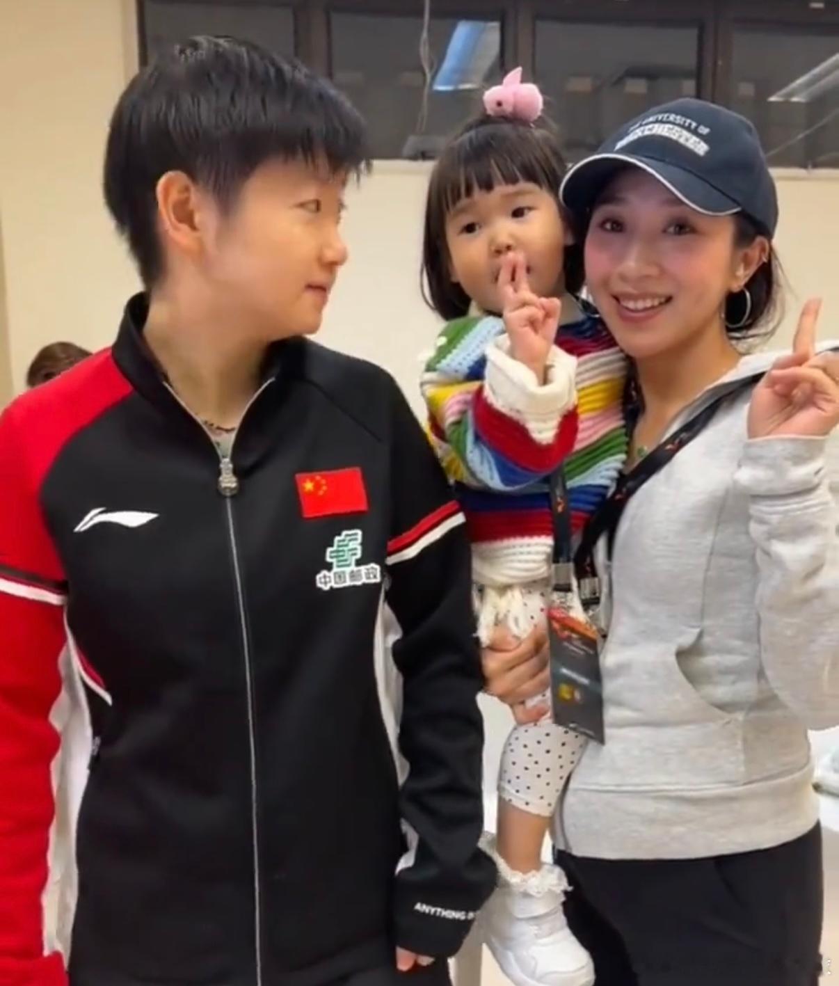 莎莎的活力从赛场溢到生活里，和楹楹的同框太治愈！ 一个元气满满似小太阳，一个软萌