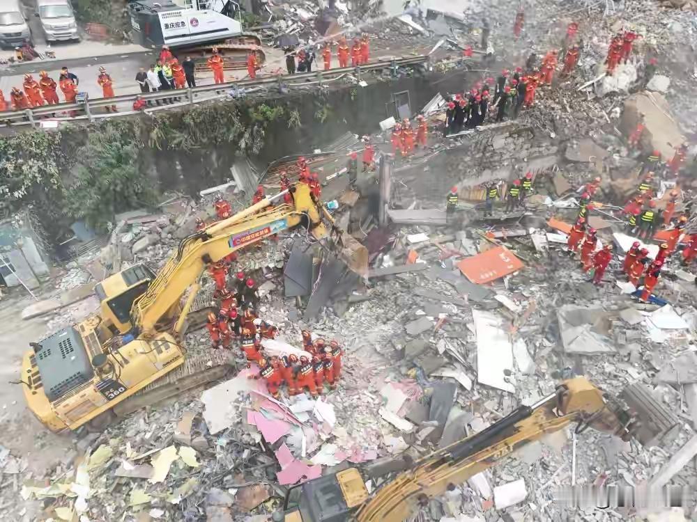 这次重庆彭水汉葭街道乌江三桥旁发生惊心动魄的山体崩塌，我觉得这个网格员真的是打满