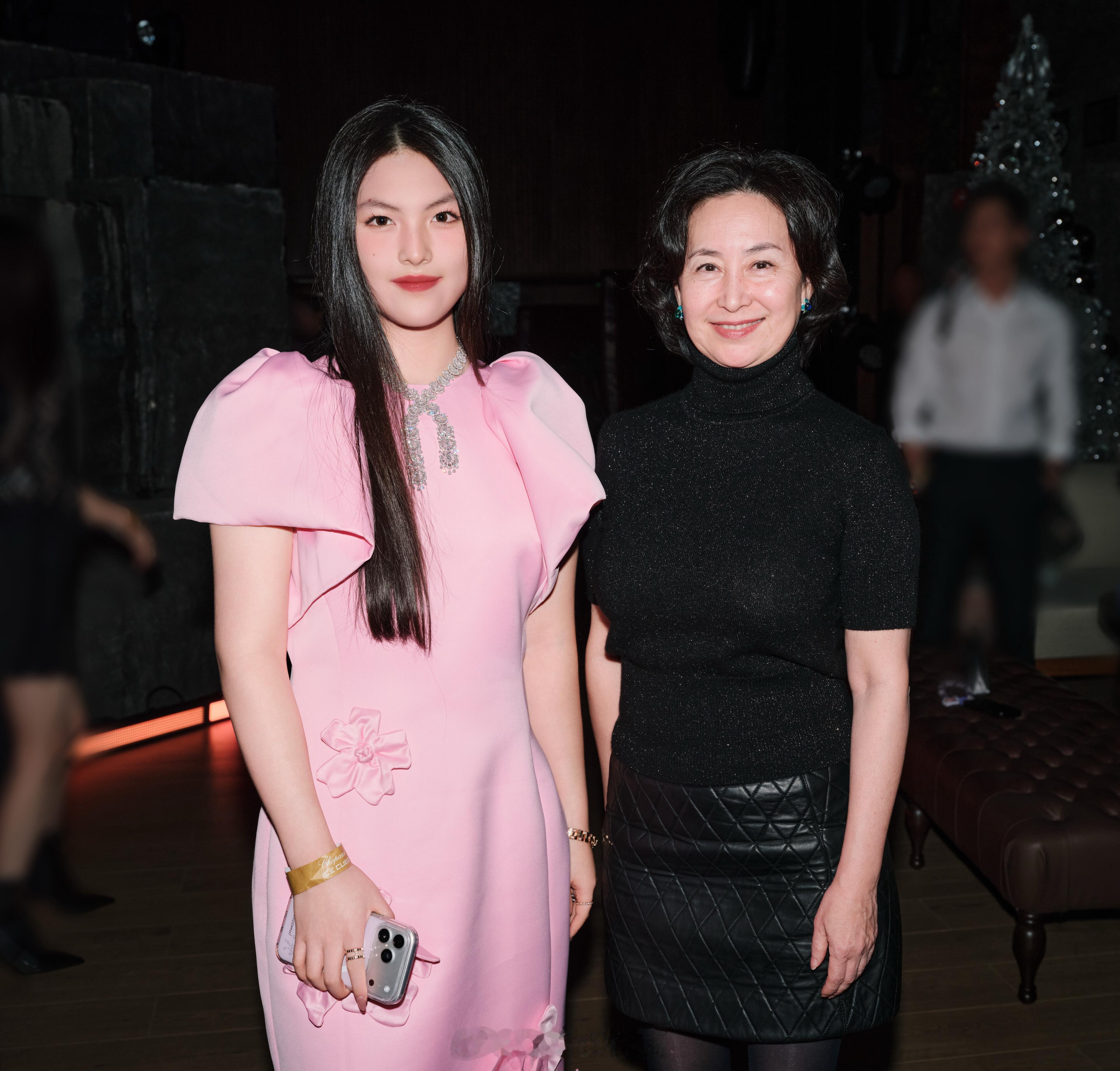 王诗龄何超琼同框王诗龄何超琼同框合影 王诗龄何超琼同框合影，梦幻联动了 