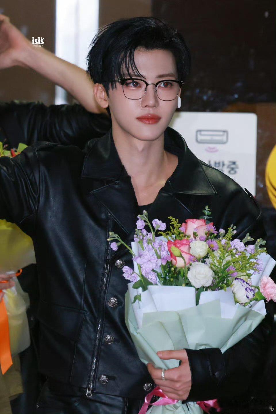 仅靠两秒镜头就5万转的男爱豆半框眼镜焊在脸上吧，帅得犯规又带感，爹系魅力直接拉满