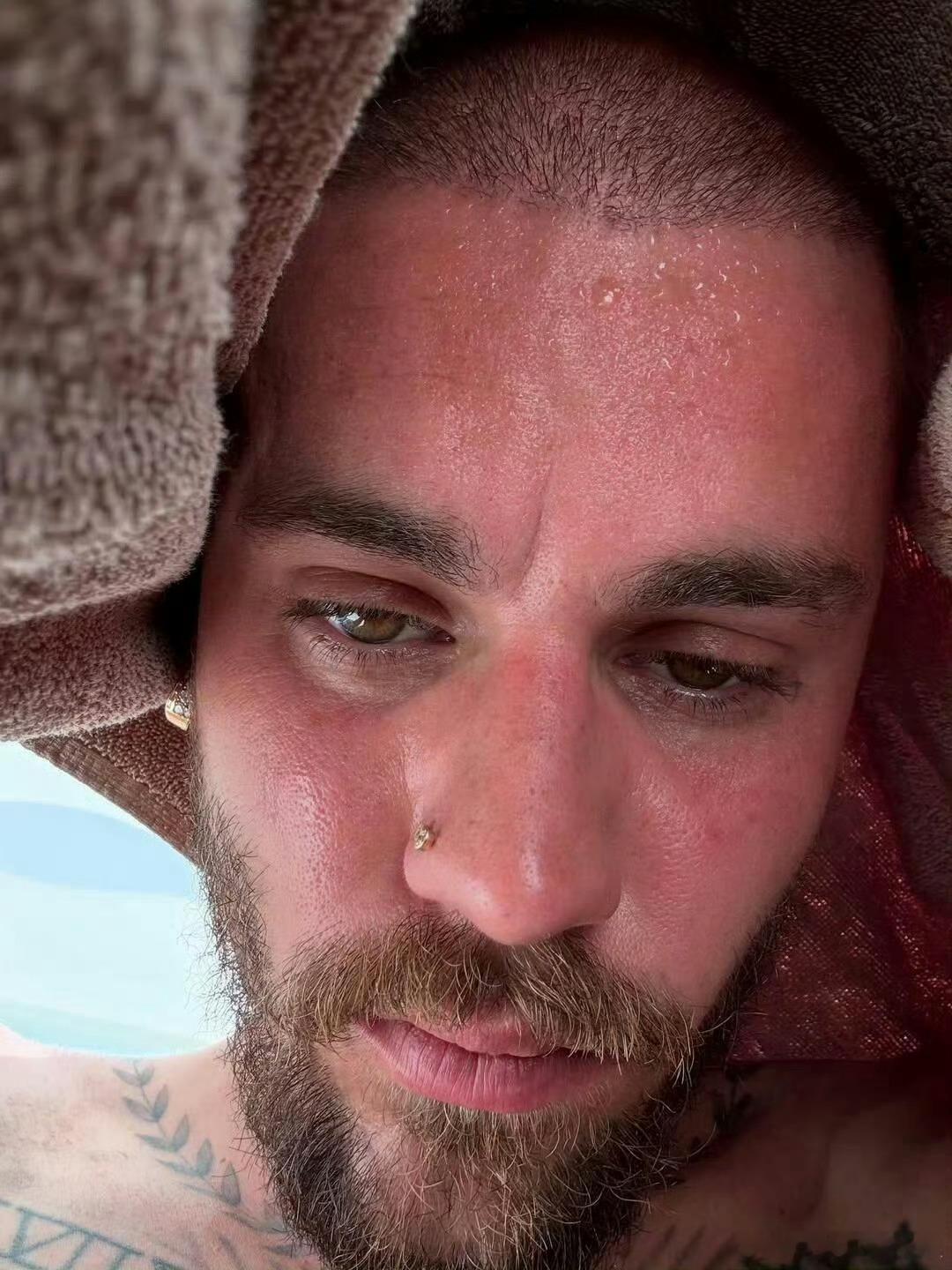 贾斯丁比伯晒最新自拍 这又是谁的男人味老公你跟我说这是贾斯汀比伯 ​​​