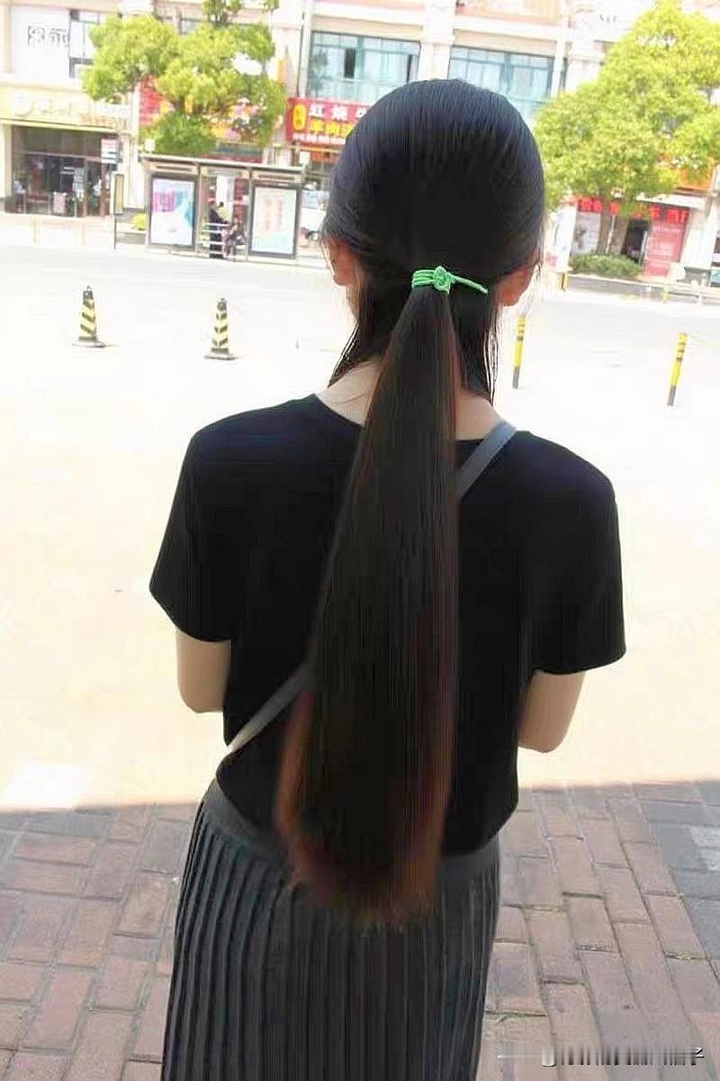 长马尾和麻花辫很适合女生的发型，美丽的风景！