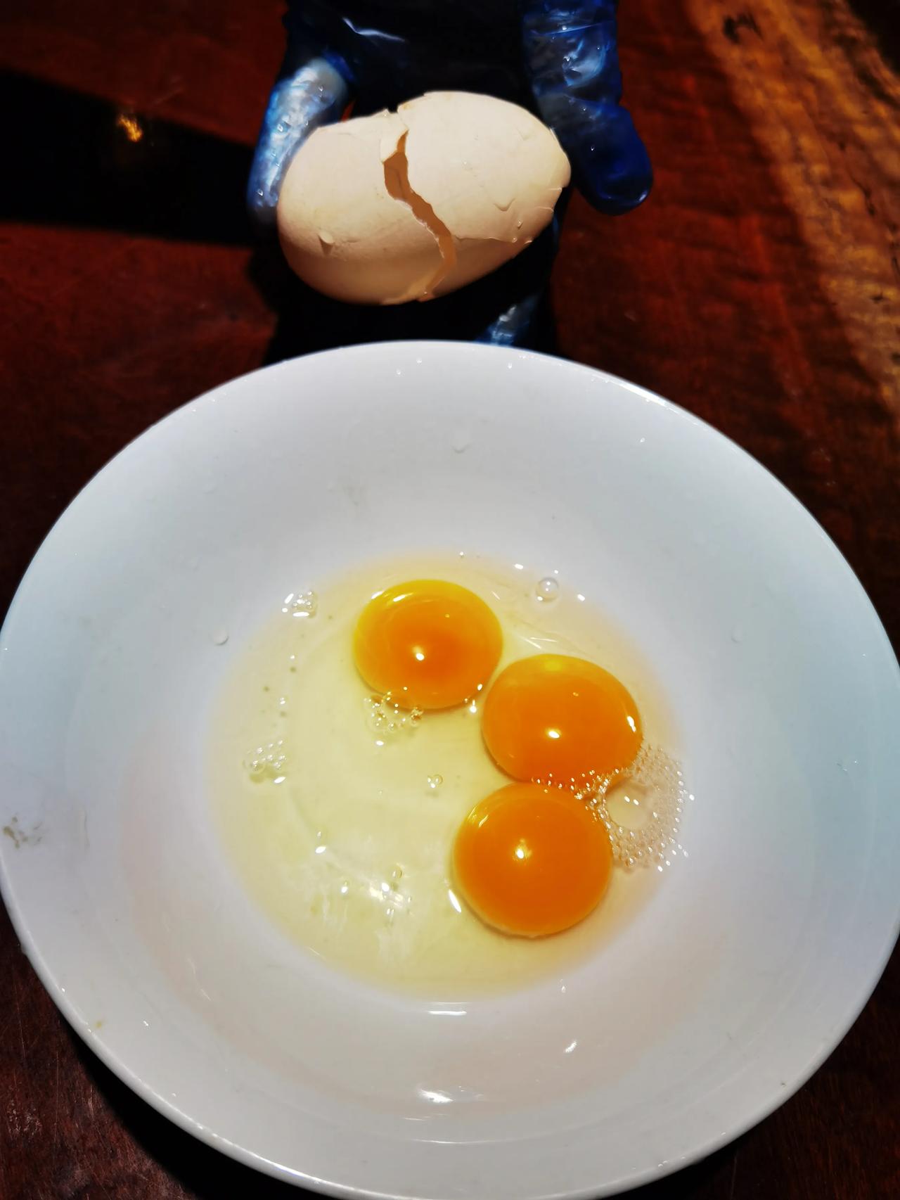 昨晚打开一个三黄蛋，惊喜不已，真想给下蛋的鸡加个鸡腿！三黄蛋十分稀奇，刚开产的母