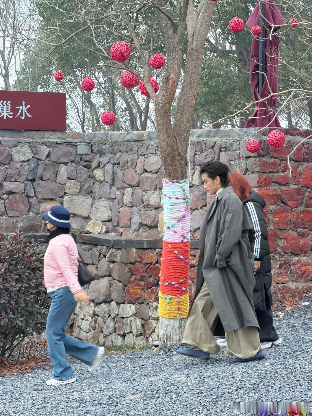 合肥偶遇陈晓合肥偶遇陈晓拍摄 合肥偶遇陈晓拍摄啦，一身慵懒风穿搭气场全开，帅哥的