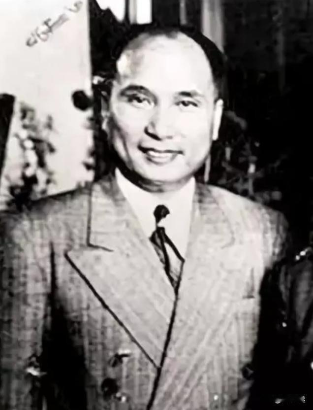 在天津战役中，解放军将城围得水泄不通。蒋多次派专机接应市长杜建时撤离，最后一次飞