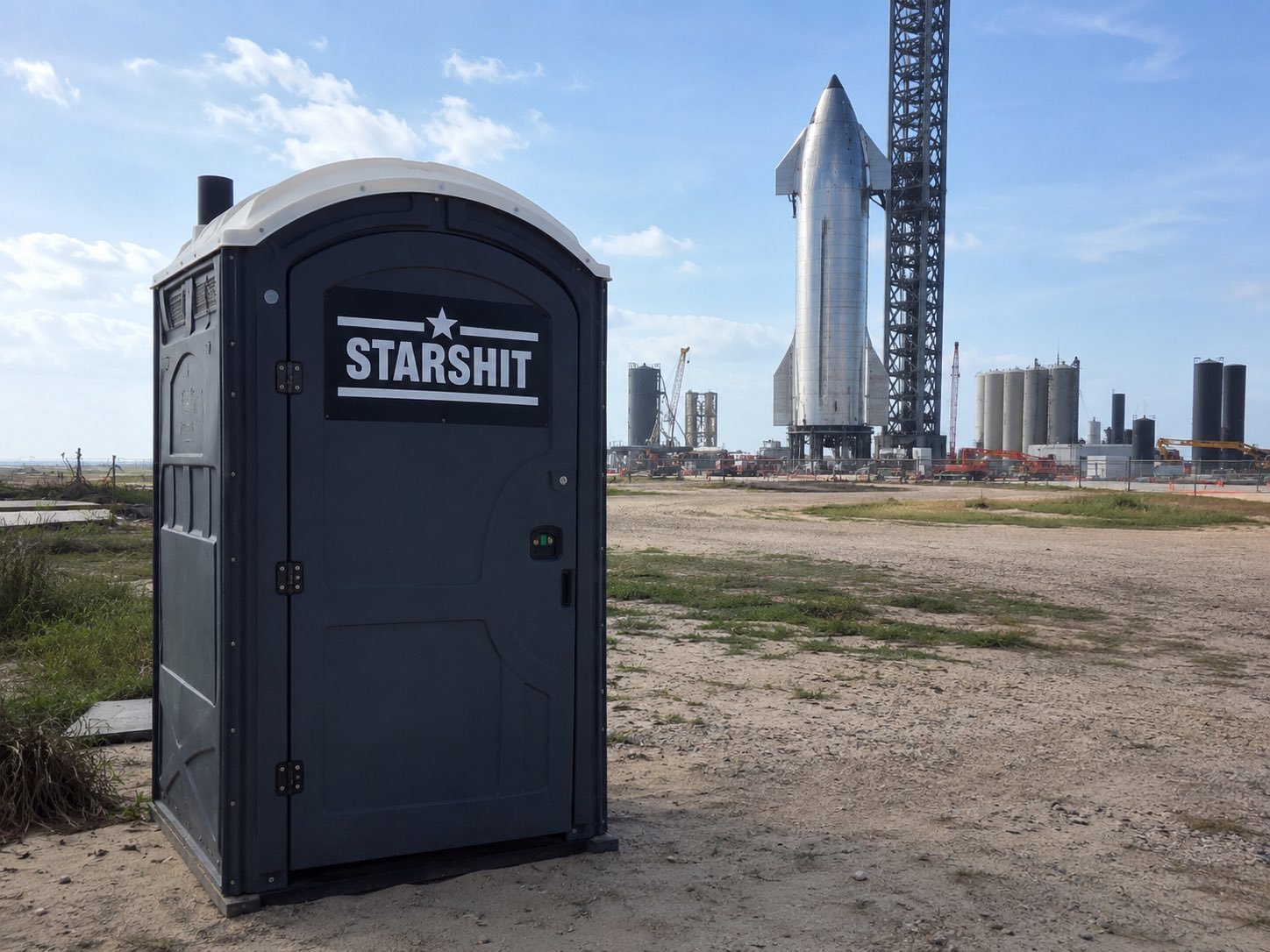 6月24日，SpaceX在Starbase推出了简易厕所，起名Starshit。