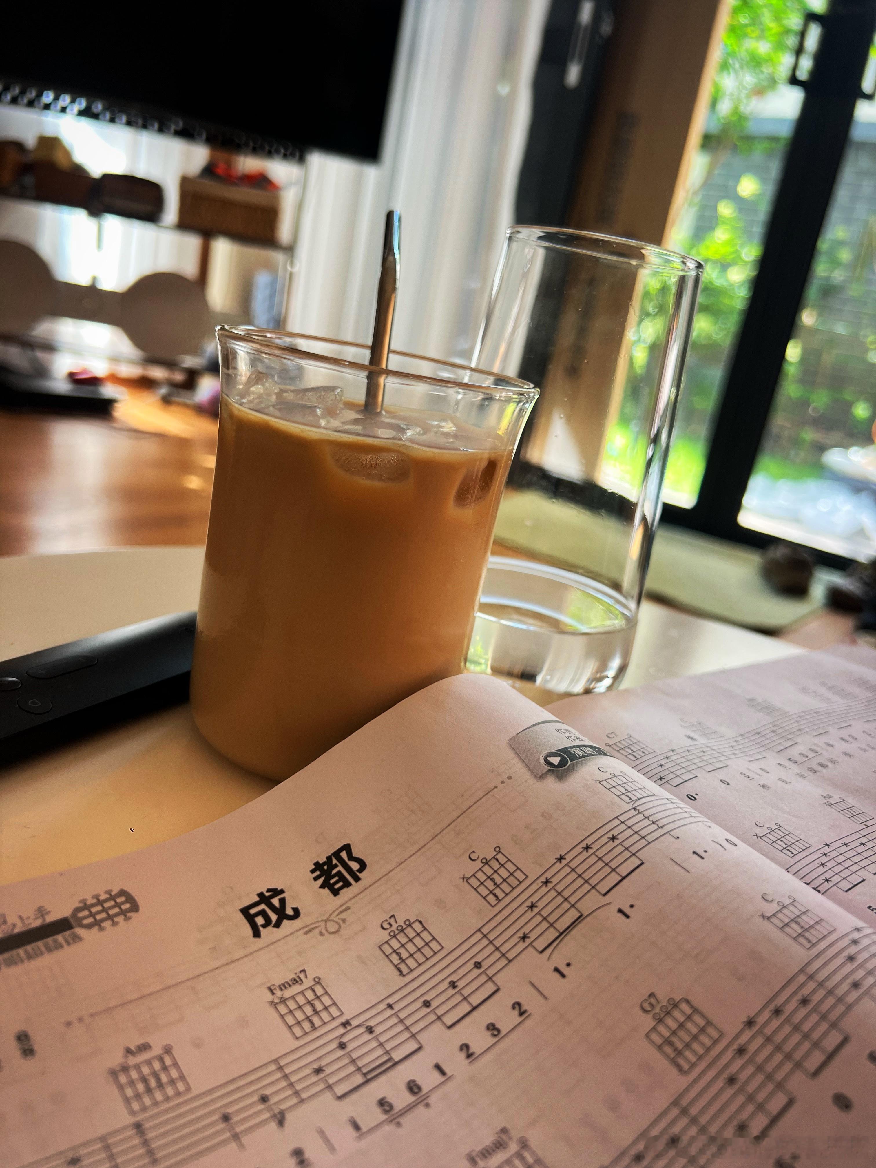 你们暑假都怎么过？这几天每天上午都是一杯咖啡一把琴，陪伴小皮的作业时间。 