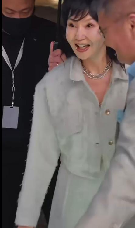 昨日，62岁离开公众视野已久的香港影坛一姐张曼玉，忽然现身北京王府井，出席了路虎