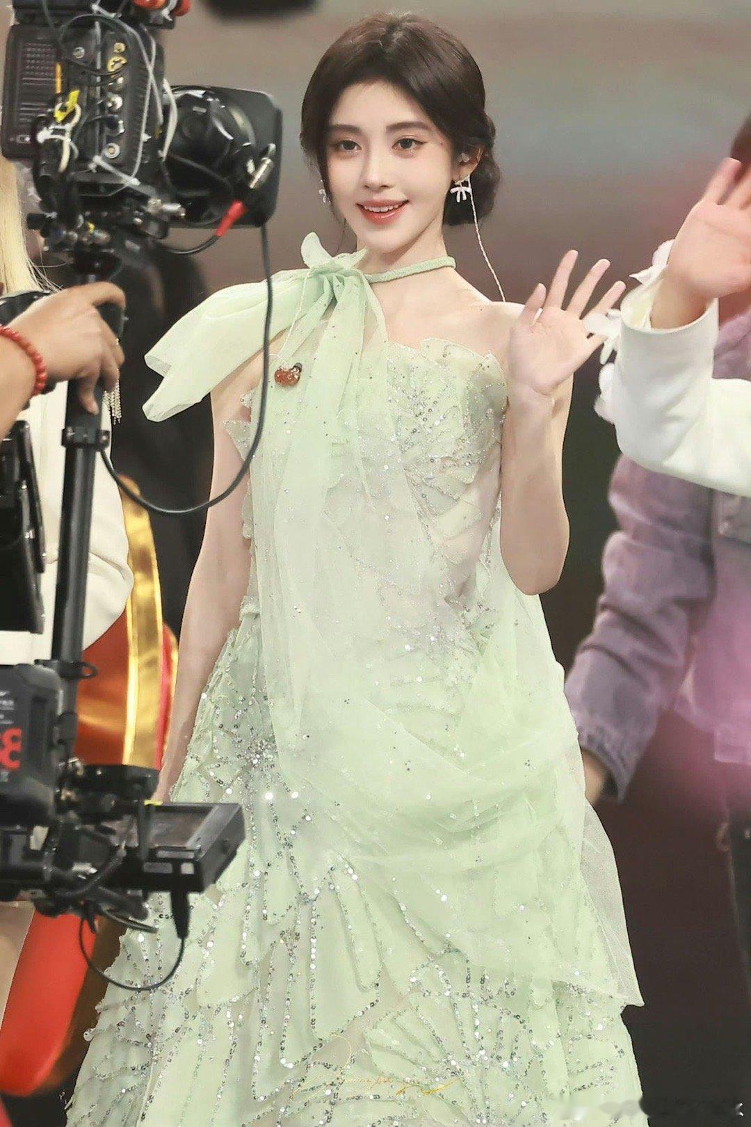 #鞠婧祎低丸子盘发#在夏日的午后，发现一只小仙女，低丸子盘发精致可爱，如小猫般灵