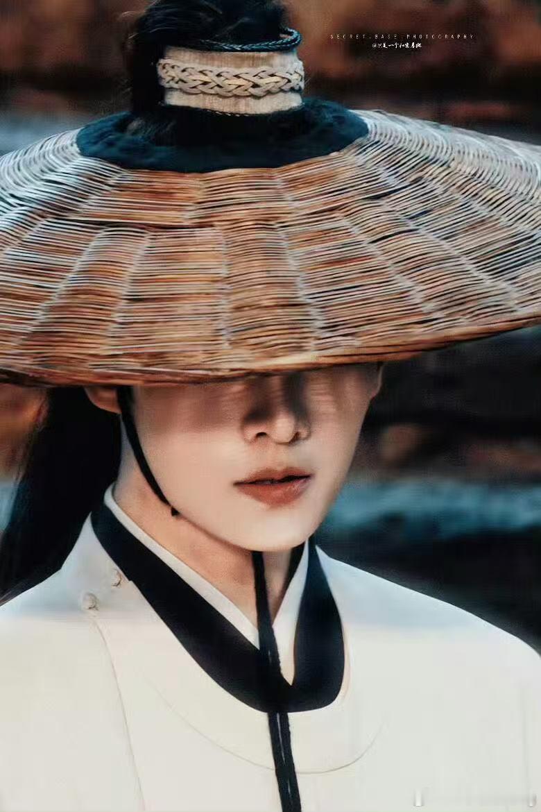 杨洋说要踏踏实实演好角色  多年坚守演艺初心，塑造诸多经典形象，演技稳步向前成长
