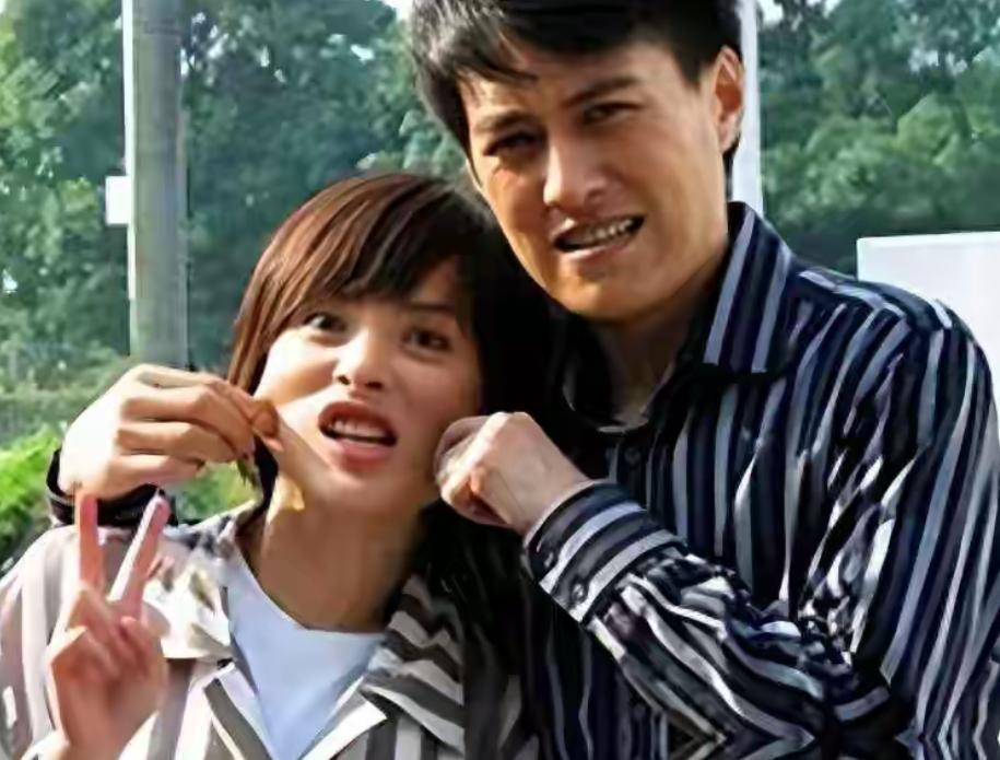 当年靳东不顾父亲反对硬娶离过婚的李佳，如今他把影后老婆宠成宝
娱乐