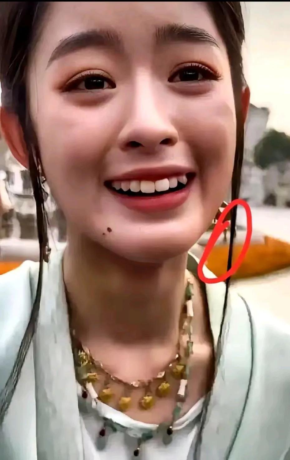 黄杨钿甜，这个小表情把我弄迷糊了，是哭的表情呢？还是笑的表情呢？是激动的表情呢？
