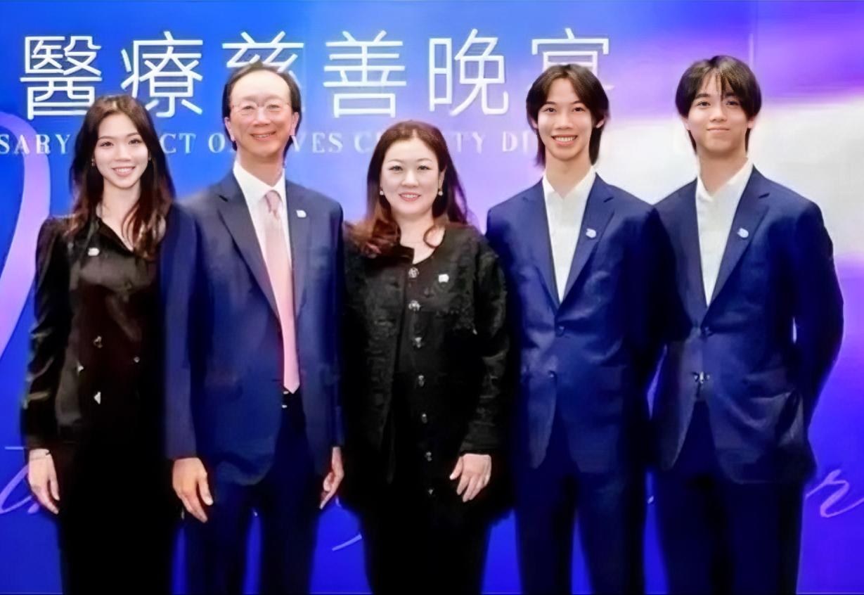 近日，香港一场公益慈善晚宴上，新风天域创始人梁锦松，带着妻子伏明霞和三个子女难得