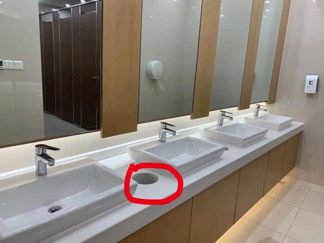 多家商场厕所隐藏洗手液擦手纸，现在商场很多都把擦手纸放在在镜子下面区域，主要是为