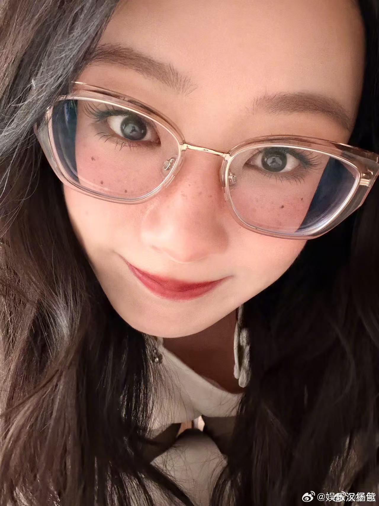 杨紫杨紫好强的内娱活人感我并不知道杨紫这是怎么了 杨紫的精神状态简直复刻当代年轻