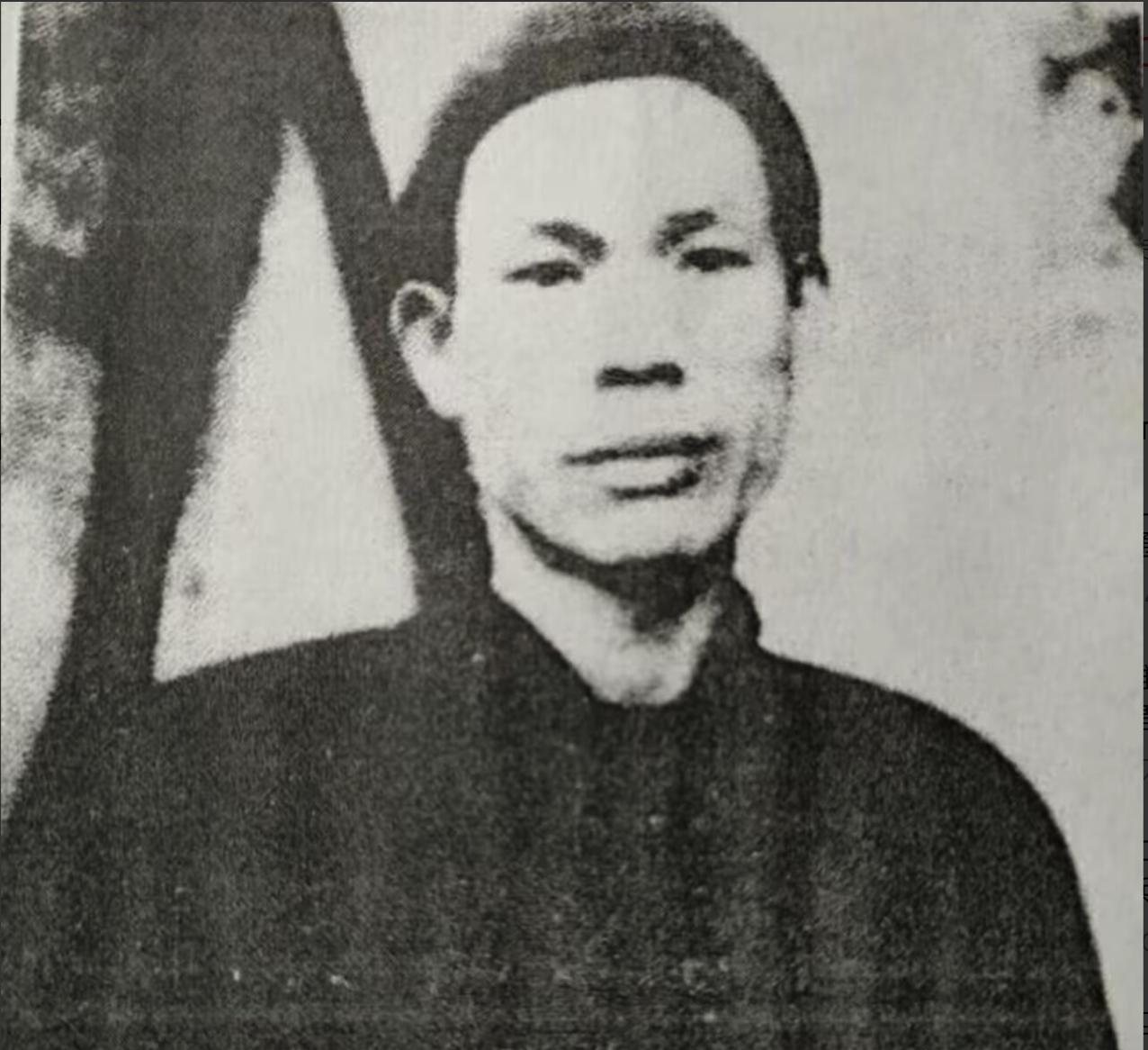 1951年，四野剿匪时，发现一男子唱京剧，便靠近。男子吓得逃走，掉下山崖。战士追