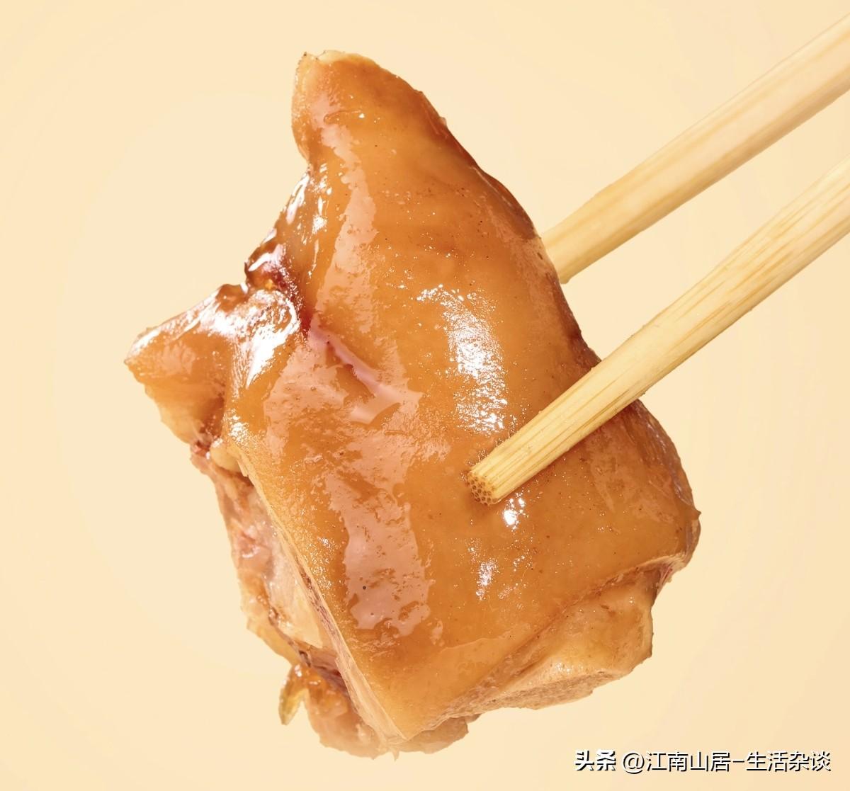 甲和乙，来到一餐馆吃饭。两人吃完后，甲叫来服务员买单。

服务员：您好先生（甲）