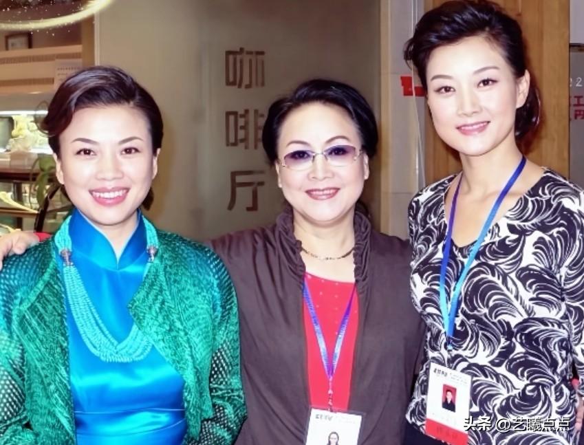 李谷一、宋祖英、张也这三位著名女高音歌唱家，影响了几代人。
李谷一演唱的《乡恋》