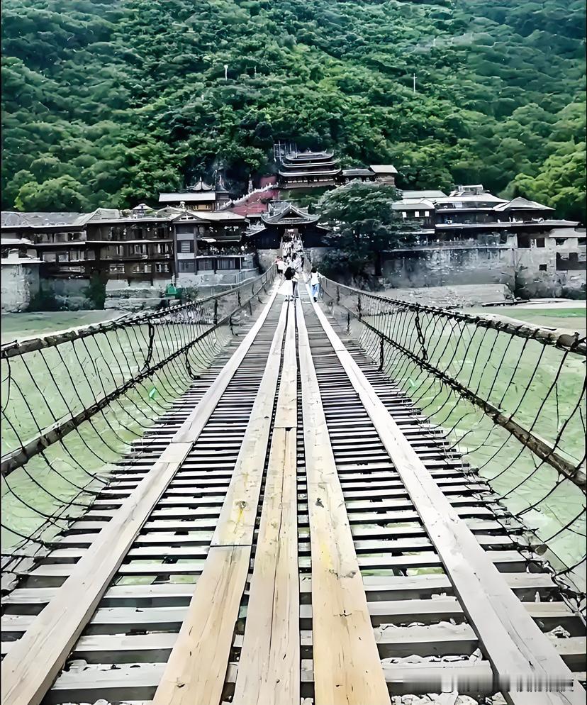近日！一名女子和老公到四川甘孜旅游时来到了泸定桥上，女子站在桥边突然嚎啕大哭，不