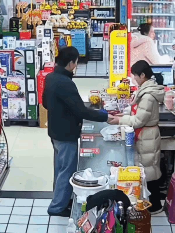 久别如新婚，这很正常的。关键是他们是不是夫妻关系？