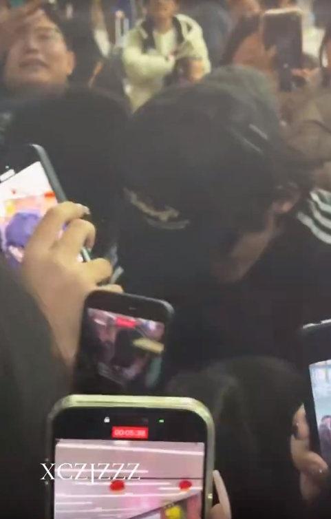 地上有人 小明太靠谱啦！为不影响大家，克制笑和执法，看到有人摔倒，果断伸手拽起，